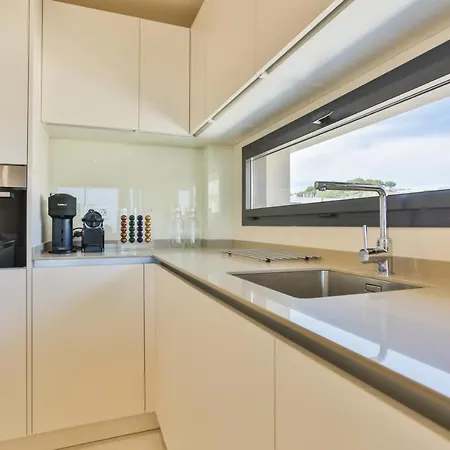 Vida Feliz: Beachside Luxury With Sea Views Apartment